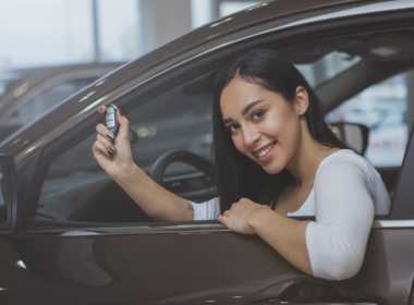 Femeie care își cumpără o mașină