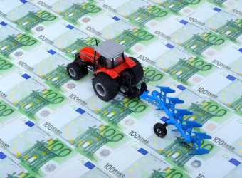 bani-euro-tractor-dreamstime