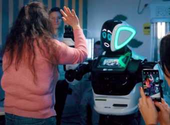 Robot care interacționează cu o persoană