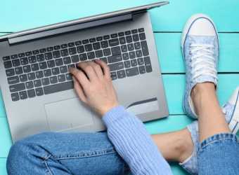 Persoană tânără care folosește un laptop