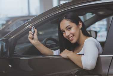 Femeie care își cumpără o mașină