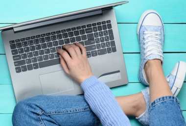 Persoană tânără care folosește un laptop