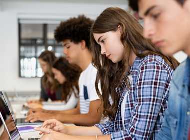 Studenți cu laptop-uri în clasă
