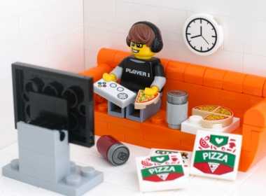 Construcție LEGO care arată un jucător de jocuri video