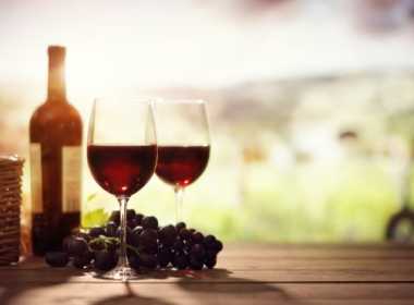 Vin roșu și struguri