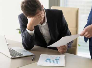 Om de afaceri, trist în urma dificultăților financiare