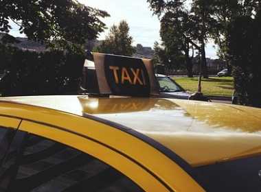 Guvern: Anumiti soferi nu vor mai putea practica taximetria