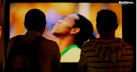 Vizitatori în camera interactivă de la muzeul fotbalului