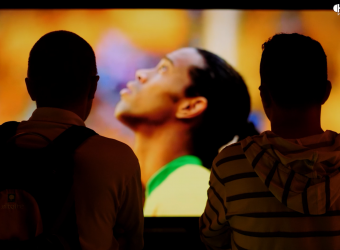 Vizitatori în camera interactivă de la muzeul fotbalului