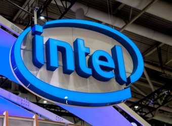Instalație luminoasă cu logo-ul Intel