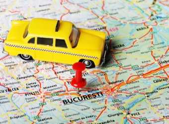 Mașină taxi de jucărie pe harta Bucureștiului