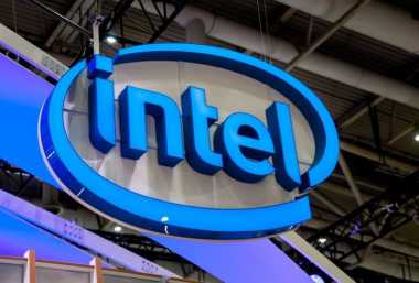 Instalație luminoasă cu logo-ul Intel