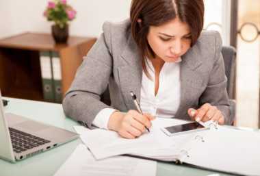 Femeie de afaceri care calculează taxe