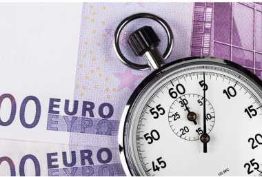 euro-bani-cronometru-dreamstime