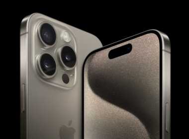iPhone 15 Pro în culoarea Titan Natural
