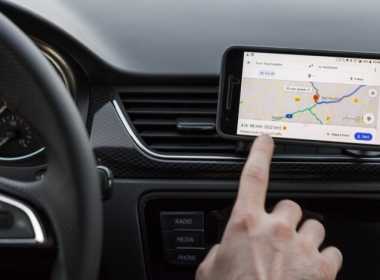 Aplicația Google Maps, folosită pentru navigație în mașină