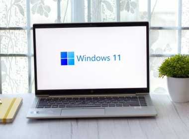 Laptop care afișează logoul Windows 11