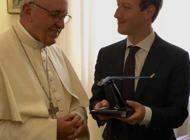 Seful Facebook i-a prezentat Papei Francisc solutia sa pentru internet in zone izolate