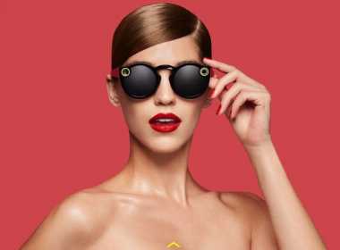 Ochelarii de soare cu camera video, produsi de Snap, pot fi cumparati online la 130 dolari
