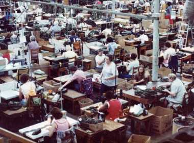 Impact rapid pentru doua fabricute romanesti dupa cresterea salariului minim: Concedieri de lucratori, scumpiri pentru consumatori