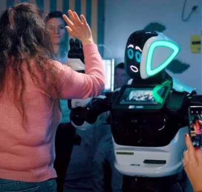 Robot care interacționează cu o persoană