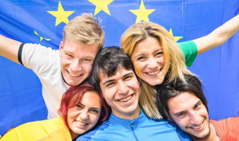 tineri-uniunea europeana-dreamstime