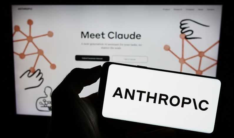 Logoul Anthropic pe telefon și site-ul Claude pe calculator
