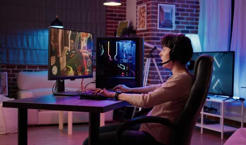Femeie care se joacă un joc video pe calculator