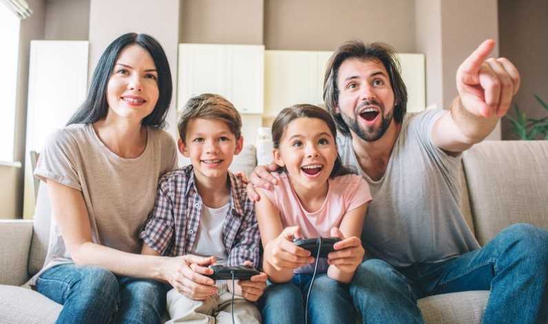 Părinți și copii care se joacă jocuri video împreună