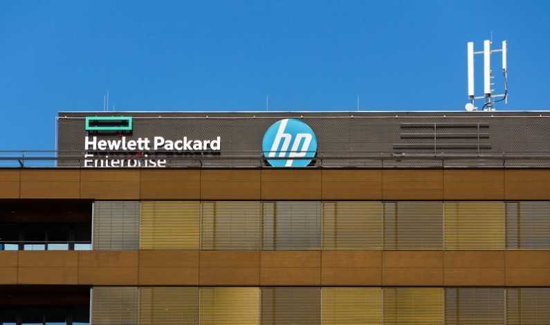 Logoul HP Enterprise pe clădire