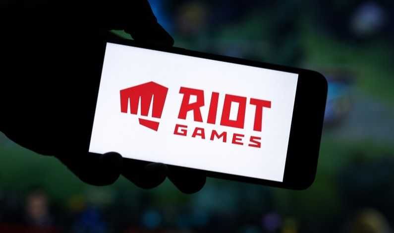 Logoul Riot Games pe telefon