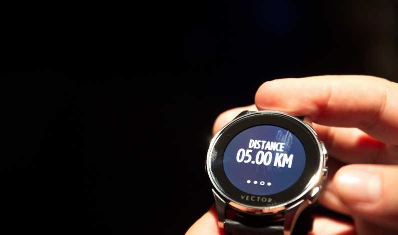 S-a lansat Vector Watch, ceasul inteligent creat in Romania. Costa intre 299 si 499 euro, ecranul este alb-negru, insa bateria poate tine si peste 45 de zile