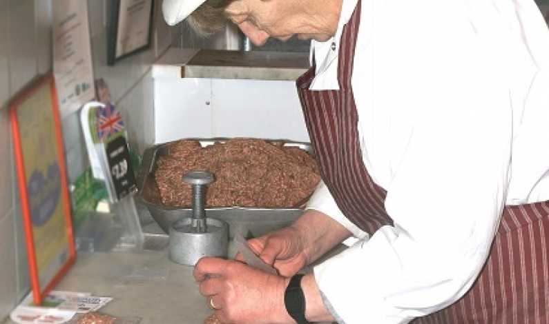 Producatorii romani de mezeluri, "indignati" de evaluarea OMS privind preparatele din carne care ar fi cancerigene