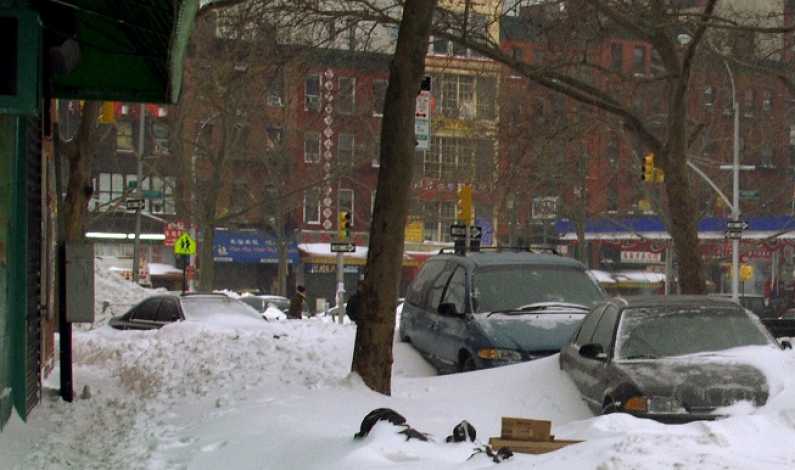 Cand ninge cu amenzi: Ce risca antreprenorii care nu curata zapada de pe trotuarul din fata firmei
