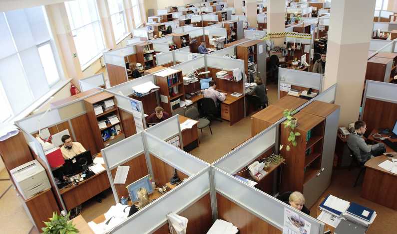 Infografic: Majoritatea angajatilor din cladirile de birouri sunt stresati de zgomot. Mancarea gratuita nu este o tentatie
