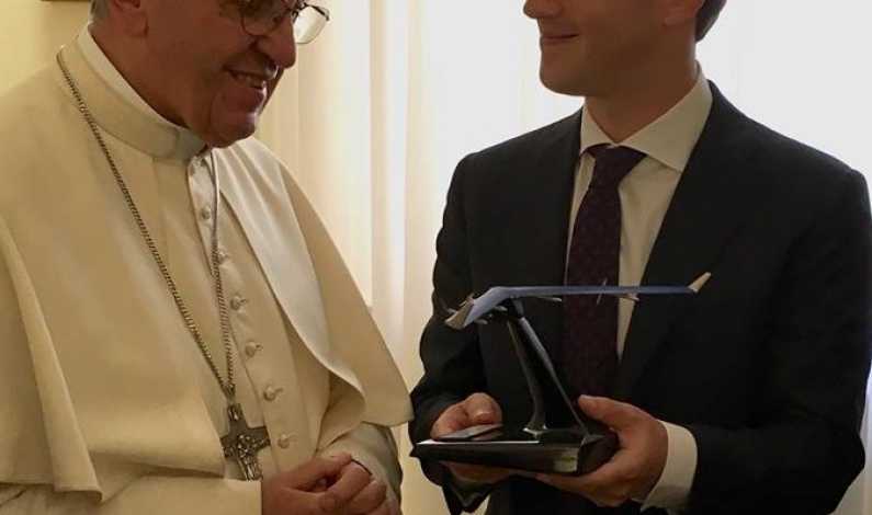 Seful Facebook i-a prezentat Papei Francisc solutia sa pentru internet in zone izolate
